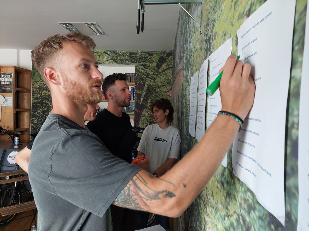 Delavnica projekta Sklenimo krog, kjer smo izbirali slogane za nalepke.
